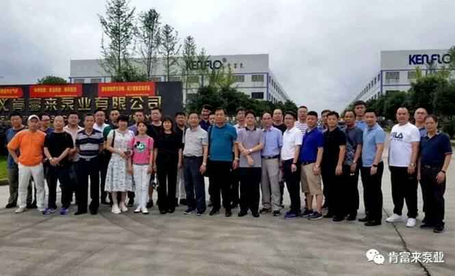 与会人员在遵义合肥翟云个性化礼品定制有限公司有限公司大门口合影留念